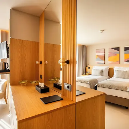 Erk Hotel *